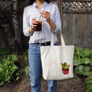 Sac fourre-tout personnalisé avec logo pour femme, pliable, en toile brodée, avec poches, fermeture éclair, bandoulière, sac à main réutilisable en tissu doux - Product Image 5