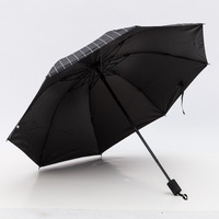 Parapluie pliant manuel classique moderne à motif quadrillé noir et blanc avec revêtement en vinyle protection UV pour les voyages
