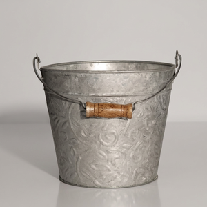 Cubo de Metal Galvanizado Vintage con Asa de Madera, Diseño Repujado, Decoración Rústica para Almacenamiento, Maceta para Hogar y Jardín - Product Image 1