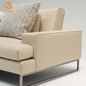 Sofá de Cuero Beige con Líneas Limpias, Base de Metal Plateado y Cojines Decorativos Tejidos, Comodidad Contemporánea para el Hogar y la Oficina - Product Image 4