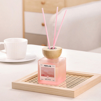 Diffuseur de parfum d'ambiance en gros 200 ml, bouteille carrée rose de luxe, diffuseur à bâtonnets, marque privée avec bouchon en bois et bâtonnets en rotin