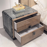 Commode de chambre à double tiroir en placage grain flamme, avec cadre en marbre, dessus en miroir fumé et poignée gris bronze, sur socle
