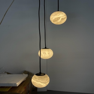 Suspension minimaliste Goutte de pluie avec sphères en onyx de type lune et fils réglables pour intérieurs de villas et d'hôtels de luxe - Product Image 6