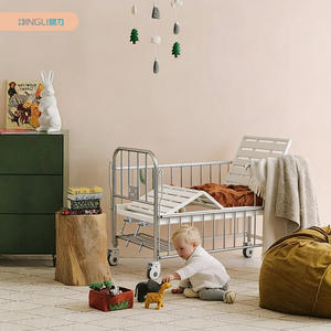 Lit d'hôpital pédiatrique manuel à 2 manivelles en acier inoxydable avec barrières de sécurité et étagère de rangement pour enfants - Product Image 2