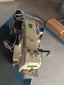 Máquina de Costura Interlock com Cama Cilíndrica de Acionamento Direto, com Cortador Automático e Cortador de Tecido Lateral Esquerdo - Product Image 5