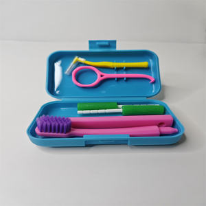 Plástico portátil Cuatro <span class=keywords><strong>en</strong></span> Uno Productos de higiene Cepillo de dientes de ortodoncia Cuidado bucal Kit de limpieza de dientes de viaje dental - Product Image 2