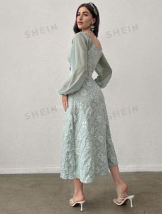 Tela Jacquard Brocada para Confección de Vestidos con Cuello Cuadrado y Mangas Farol con Diseño Floral Jacquard - Product Image 5