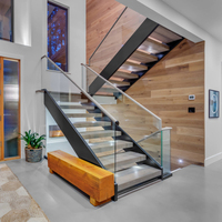 Escalier à double poutre galvanisée avec garde-corps en verre transparent et marches en bois