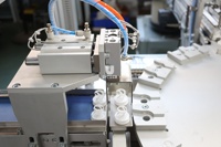 Machine d'assemblage automatique de bouchons, Machine de pose de bouchons par pression, Machine d'assemblage de bouchons pour huiles alimentaires