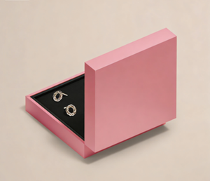 Logo personnalisé pour boîte à bagues et boîte d'emballage de bijoux en cuir PU violet haut de gamme - Product Image 1