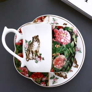 Service à thé vintage en porcelaine fine motif rose tigre, tasse et soucoupe irrégulières à motifs floraux, coffret cadeau - Product Image 1
