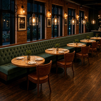 Ensemble de meubles de restaurant sur mesure Ron Group, table ronde en bois, banquette capitonnée en tissu, chaise en cuir