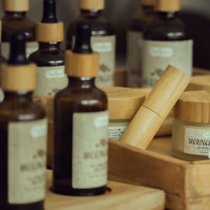 Huile de graines de Moringa Oleifera 50 ml Huile essentielle pure Anti-gonflement Éclaircissant Revitalisant pour la peau Tous types de peau Fraîcheur d'odeur Bouteille en verre - Product Image 1