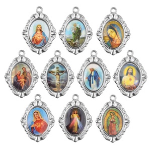 Ciondolo in Metallo Cattolico con Mix di Figure Sacre: Sacra Famiglia, Gesù, Vergine Maria, Santi, Madonna - Product Image 1