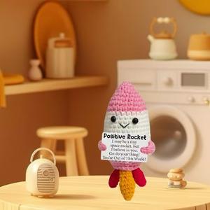 Nouvelle poupée fusée à énergie positive en <span class=keywords><strong>crochet</strong></span> fait main (modèle fusée tenant une carte) – Ornement volant créatif en fil - Product Image 4