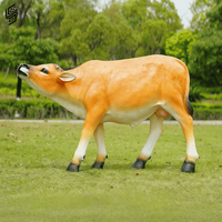 Sculpture de vache simulée en fibre de verre grandeur nature personnalisée, sculpture de taureau pour la décoration extérieure des pelouses, des fermes et des parcs