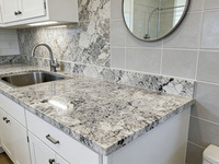 Plans de travail en granit blanc d'Alaska HDSTONE (tailles personnalisées) : Dalles de pierre naturelle polies de qualité supérieure pour îlots de cuisine et plans de travail