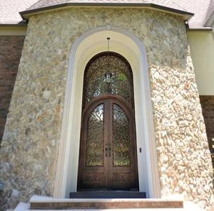 Portes d'entrée doubles en fer forgé de style ancien avec design moderne, fonction coupe-vent et surface finie pour usage intérieur hôtelier - Product Image 3