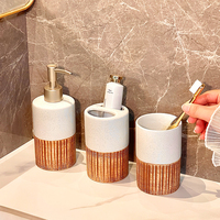 Distributeur de savon en céramique blanche avec pompe Ensemble de gobelets pour brosse à dents à rayures orange pour toilettes d'hôtel modernes compacts avec design décoratif
