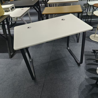 Bureau d'ordinateur ergonomique personnalisable pour le télétravail, table d'écriture moderne et simple