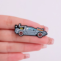 En gros, épingles en métal moulé sous pression, badges et épingles en émail souple ou dur, motifs voitures de dessin animé mignonnes, cadeaux souvenirs