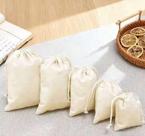 ถุงผ้าฝ้ายมัสลินแบบมีเชือกผูก พร้อมริบบิ้น สำหรับใส่ของขวัญหรือบรรจุภัณฑ์  รับทำโลโก้ตามสั่ง - Product Image 3