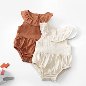 Combinaison bébé sans manches avec col à volants en coton et lin mélangé, couleur unie, fermeture à boutons-pression, barboteuse personnalisée pour bébé - Product Image 3