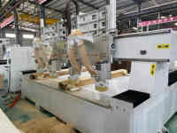 Centre de fraisage CNC 3 axes à 4 broches principales pour la production de bois massif courbé et de contreplaqué