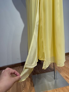 OUDINA Vestido de Noche Elegante Amarillo con Cuello Halter, Espalda Descubierta Irregular y Pliegues, <span class=keywords><strong>para</strong></span> Fiesta, Ropa de Mujer, de Moda y Gran Venta - Product Image 5