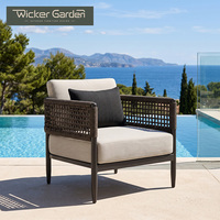 Fauteuil d'extérieur en corde tressée à la main avec assise et dossier rembourrés pour villa moderne, terrasse, complexe hôtelier et mobilier de patio
