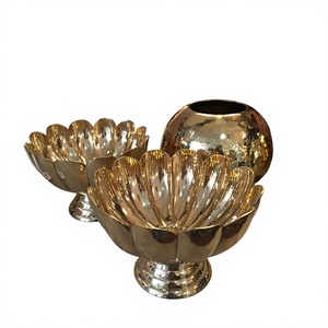Cuencos de metal con diseño floral y base de pedestal para decoración de mesa en bodas, uso en ocasiones especiales, cuenco de lujo para frutas y ensaladas de calidad alimentaria. - Product Image 1