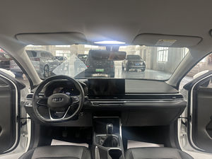 Carro Usado Geely Automobile Emgrand modelo 2023, Edição Campeã de Quarta Geração, modelo de luxo manual 1.5L - Product Image 2