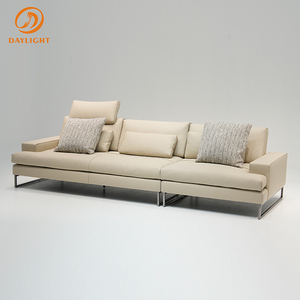 Sofá de Cuero Beige con Líneas Limpias, Base de Metal Plateado y Cojines Decorativos Tejidos, Comodidad Contemporánea para el Hogar y la Oficina - Product Image 2