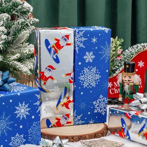 Papier d'emballage en aluminium imprimé flocons de neige et Père Noël skitant, bleu argenté, mignon, double face, pour emballer des cadeaux - Product Image 2