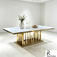 Table de mariage rectangulaire moderne en acier inoxydable doré avec plateau blanc et base à rayures verticales pour banquets, événements et réceptions