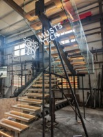 Escalier mono-soleil sur mesure de qualité supérieure pour intérieur de villa, approuvé par le fabricant (échantillon d'ingénierie)