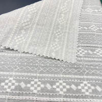 Shaoxing Fabricant 100% Coton 130gsm Confortable Respirant Rayure Motif Géométrique Tissu De Broderie Pour T-shirt D'été