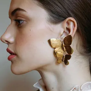 Yeni tasarım moda takı kadınlar altın iki kelebek tasarım büyük küpe basit zarif benzersiz kızlar kulak pin küpe