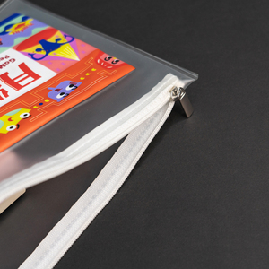 Pochette zippée en PVC givré avec impression de logo personnalisé, fermeture éclair métallique, sac en plastique zippé, sacs zippés pour cosmétiques, soins féminins et rangement de voyage - Product Image 6
