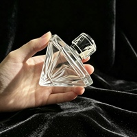 Flacon de parfum en verre haut de gamme de 70 ml en forme de diamant avec capuchon élégant à facettes et pulvérisateur à pompe