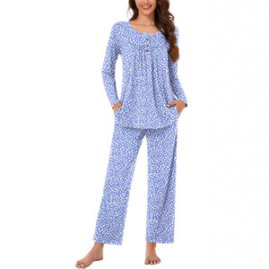 Ensemble pyjama en satin trois pièces avec haut boutonné, short et robe longue pour une garde-robe de nuit complète - Product Image 1