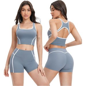 Conjunto Deportivo de Dos Piezas para Mujer, Top Deportivo Gris con Espalda Cruzada, Shorts de Cintura Alta con Efecto Levanta Glúteos, Ropa de Yoga y Gimnasio con Detalles en Contraste - Product Image 1