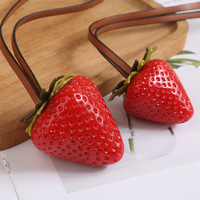 Porte-clés pendentif sac en forme de fraise tendance, accessoires de décoration mignons en résine 3D, corde de suspension créative pour porte-clés