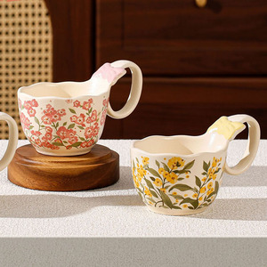 Tazza da Caffè in Ceramica Creativa ed Elegante con Motivi Floreali, Tazza per Latte con Manico Grande Unico - Product Image 1