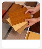Plaques de plafond en aluminium à texture bois moderne, type G, bandes ignifuges pour hôtels et plafonds intérieurs/extérieurs