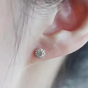 Orecchini a lobo di lusso in oro con diamanti, oro massiccio 18K, taglio brillante rotondo, design floreale, montatura a griffe, classici da donna per tutti i giorni - Product Image 6