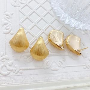Pendientes de tuerca Xinfly AU750 para mujer, de oro de 18 quilates, estilo retro, con forma de abanico y acabado cepillado. - Product Image 3