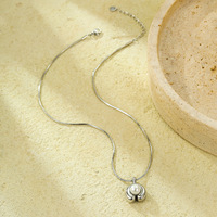Collier ras du cou en acier inoxydable plaqué or 18 carats avec pendentif en forme de C incrusté de perles et breloque géométrique pour femme (NL839)
