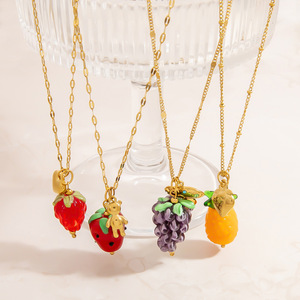 Collar con Colgante de Fresa, Cadena Dorada, Amuleto con Temática de Frutas, Accesorio de Joyería para Uso Diario - Product Image 2