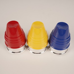 Juego de Magia con Vasos y Bolas de Plástico Personalizados, Venta al Por Mayor de Fábrica, Kit de Ilusión del Tres Vasos con Vasos Rojos/Amarillos/Azules y Base Plateada - Product Image 1